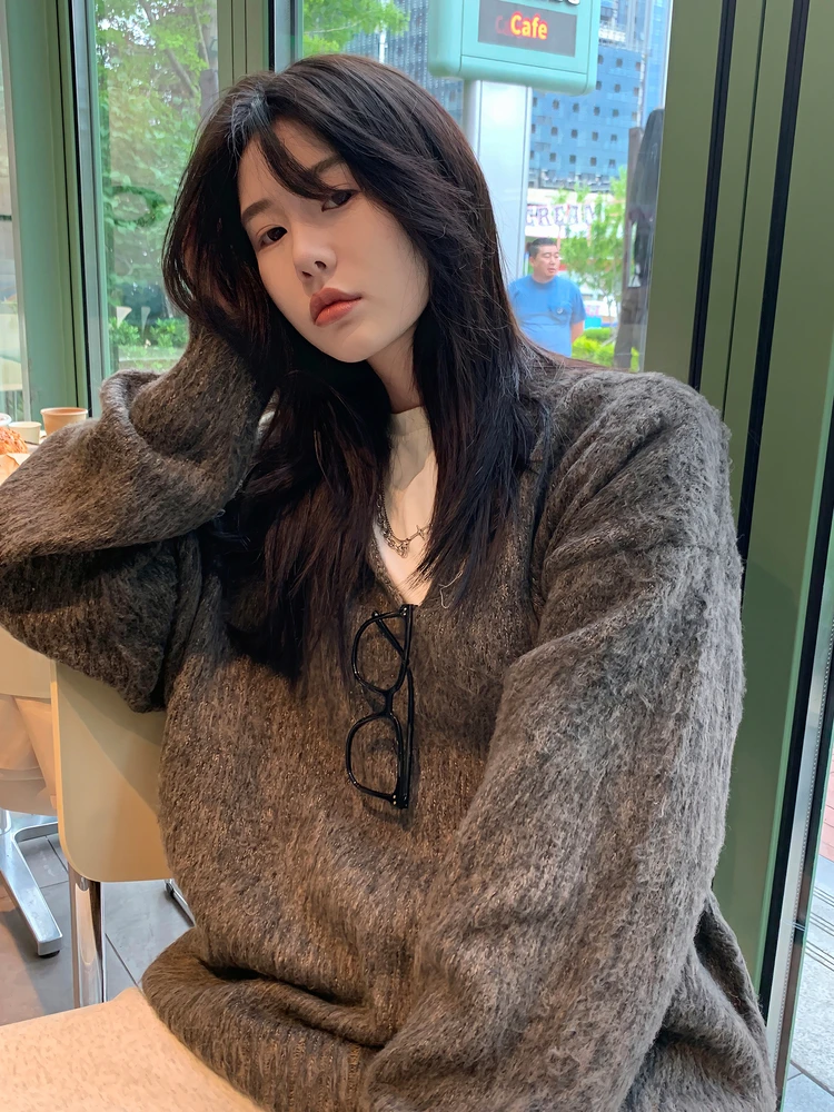 Женский свитер оверсайз с V-образным вырезом и длинными рукавами, вязаный, комфортный, мягкой текстуры, для повседневной носки, осенне-зимний, в разных цветах
Женский свитер оверсайз с V-образным вырезом и длинными рукавами, вязаный, комфортный, мягкой текстуры, для повседневной носки, осенне-зимний, в разных цветах