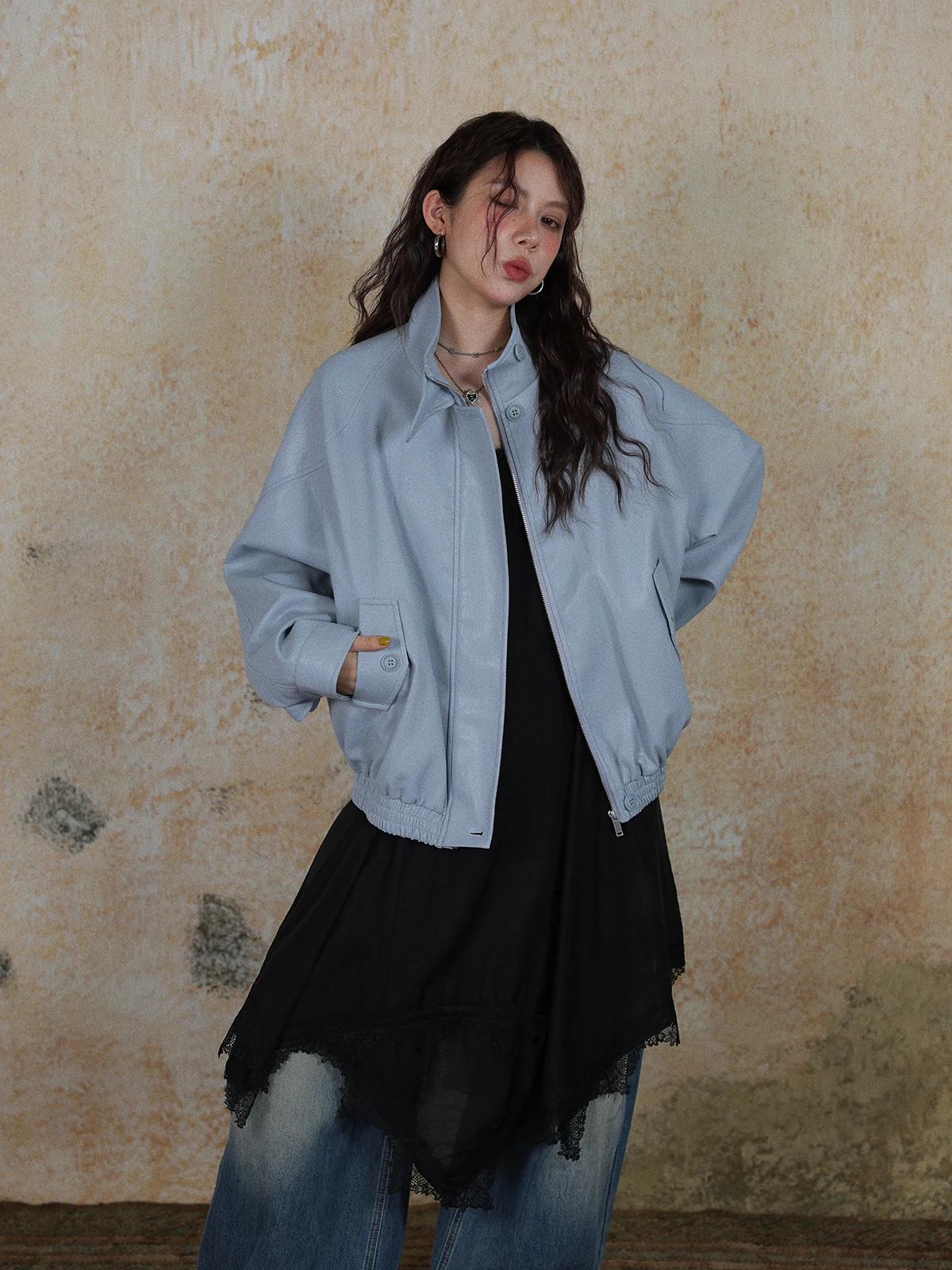 Куртка DR из ультрамягкой искусственной кожи для женщин: стильная весенняя мотоциклетная куртка с длинными рукавами, на молнии, с воротником-стойкой, драпированный крой
Куртка DR из ультрамягкой искусственной кожи для женщин: стильная весенняя мотоциклетная куртка с длинными рукавами, на молнии, с воротником-стойкой, драпированный крой