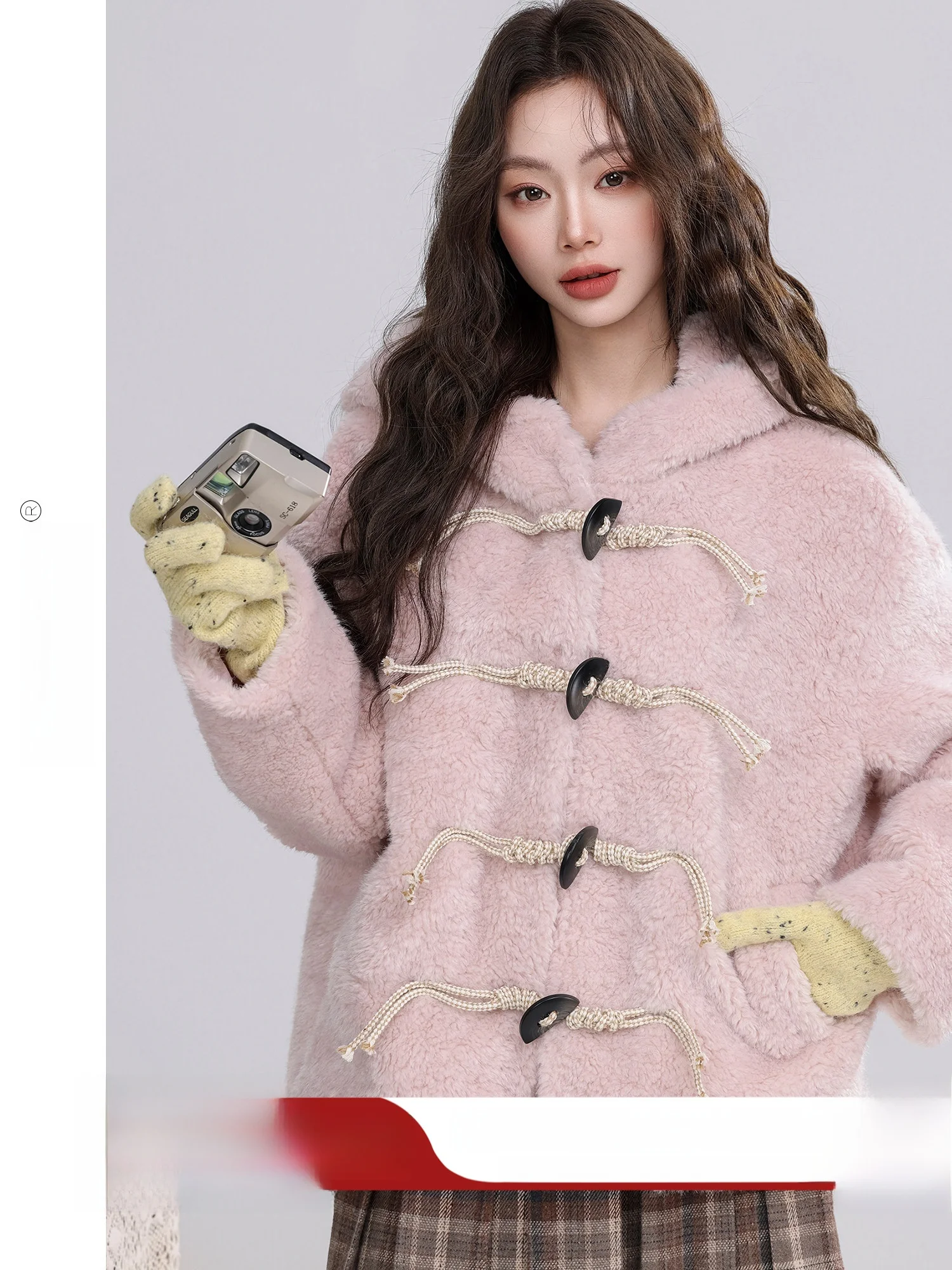 Retro Style Women's Pink Lamb Fur Coat with Hood Winter Warm Outerwear Long Sleeve Shoulder Pad Thickened Polyester Casual Wear
Retro Style Women's Pink Lamb Fur Coat with Hood Winter Warm Outerwear Long Sleeve Shoulder Pad Thickened Polyester Casual Wear