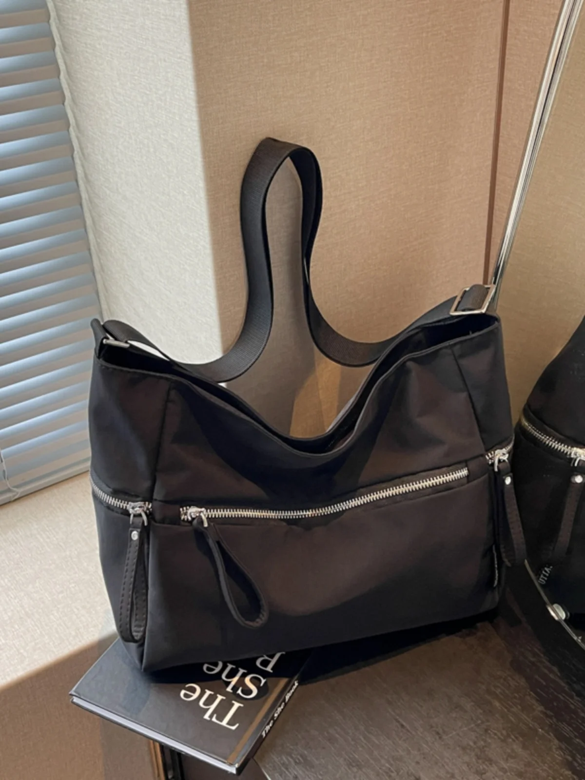 Casual Versatile Nylon Crossbody Bag Lightweight Simple Design Commuter Single oulder Bag for Women Trendy New 2024 Model
Casual Versatile Nylon Crossbody Bag Lightweight Simple Design Commuter Single oulder Bag for Women Trendy New 2024 Model