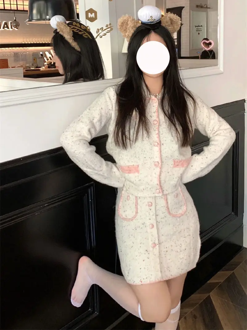 French Fashion Temperament Cardigan Sweatehip Wrap Skirt Two-piece Set Women Spicy Girl Contrast Color Elastic Slim Autumn Suit
French Fashion Temperament Cardigan Sweatehip Wrap Skirt Two-piece Set Women Spicy Girl Contrast Color Elastic Slim Autumn Suit