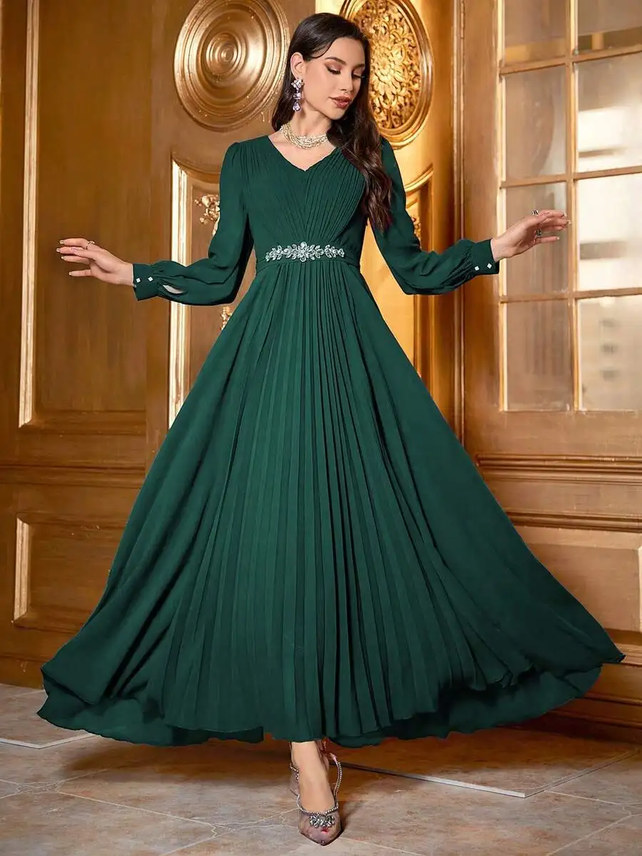 Elegant Emerald Green Pleated Long Dress with Rhinestone Waistband
Elegant Emerald Green Pleated Long Dress with Rhinestone Waistband