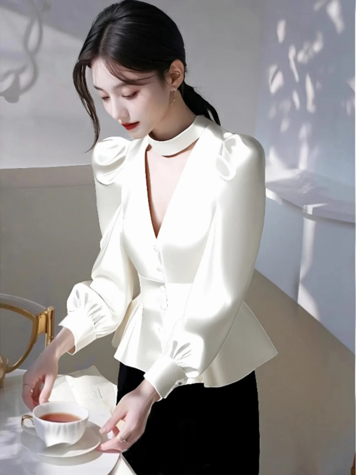 Elegant White Silk Shirt Women's Spring Fashion Slim Fit Long Sleeve V-Neck Hanging Neck Design Unique Personality Top
Elegant White Silk Shirt Women's Spring Fashion Slim Fit Long Sleeve V-Neck Hanging Neck Design Unique Personality Top