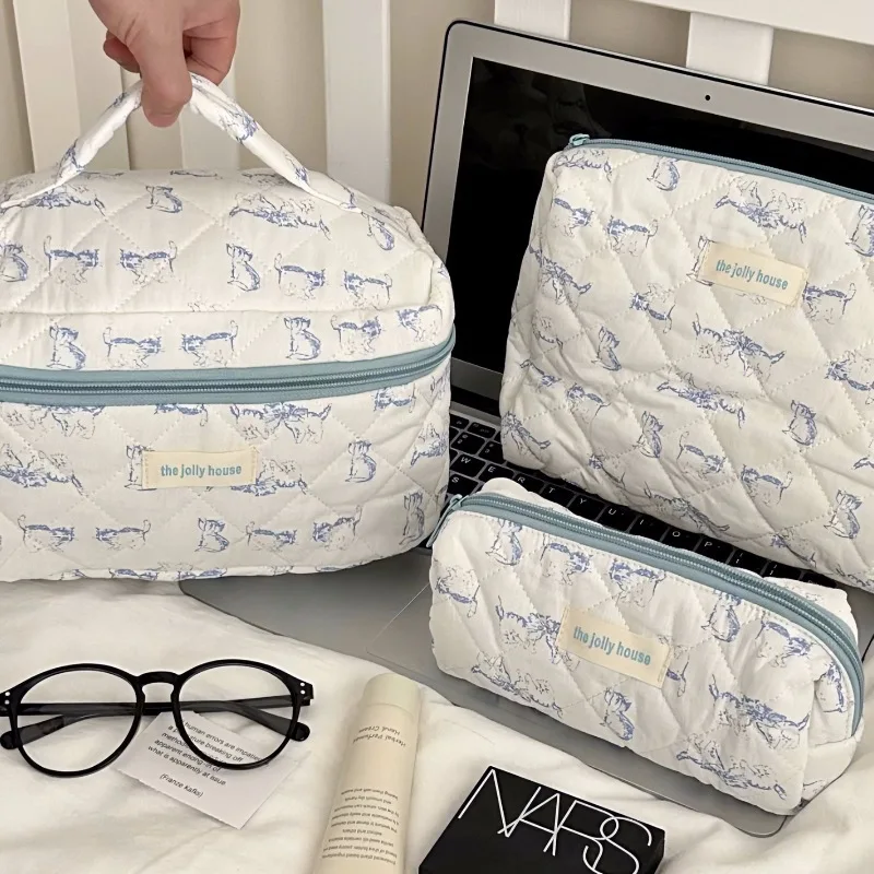 Women's New Cosmetic Bag Blue Kitty Makeup Bag Travel Makeup Bag Organizer Lady Bolso De Viaje Maleta De Maquiagem Profissional
Women's New Cosmetic Bag Blue Kitty Makeup Bag Travel Makeup Bag Organizer Lady Bolso De Viaje Maleta De Maquiagem Profissional