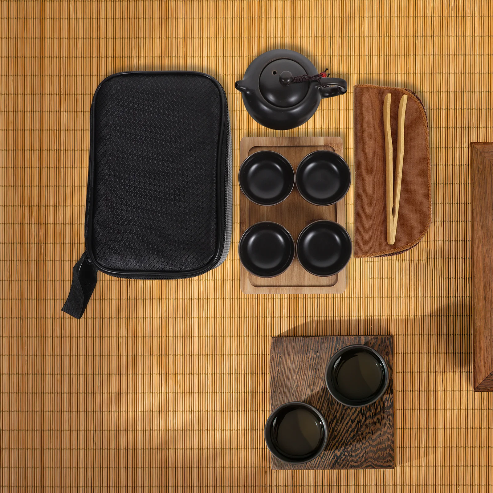 Набор для путешествий: элегантный керамический чайник и чашки с деревянным подносом. Идеально подходит для заваривания зеленого чая и улунов в любом месте.
Набор для путешествий: элегантный керамический чайник и чашки с деревянным подносом. Идеально подходит для заваривания зеленого чая и улунов в любом месте.