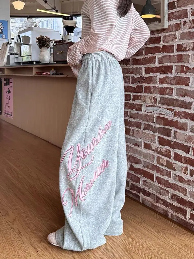 American Retro Grey Letter Printed Casual Sweatpants For Women In Spring And Autumn New High-Waist Loose Wide-Leg Sports Pants
American Retro Grey Letter Printed Casual Sweatpants For Women In Spring And Autumn New High-Waist Loose Wide-Leg Sports Pants