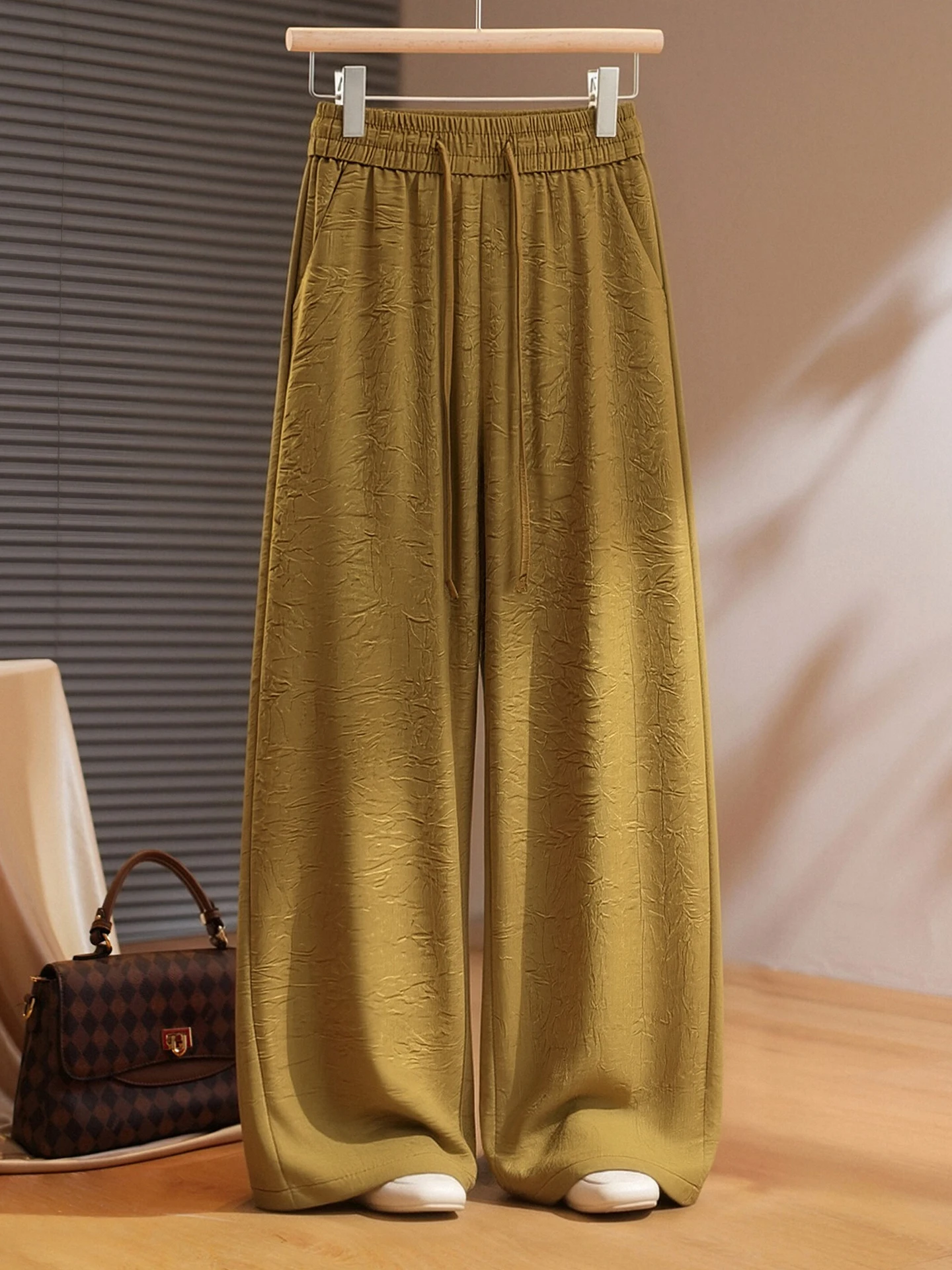 High Waist Loose Fit Ice Silk Wide Leg Pants Women Summer Thin New Style Acetate Satin Casual Loose Drapey Straight Tube Pants
High Waist Loose Fit Ice Silk Wide Leg Pants Women Summer Thin New Style Acetate Satin Casual Loose Drapey Straight Tube Pants
