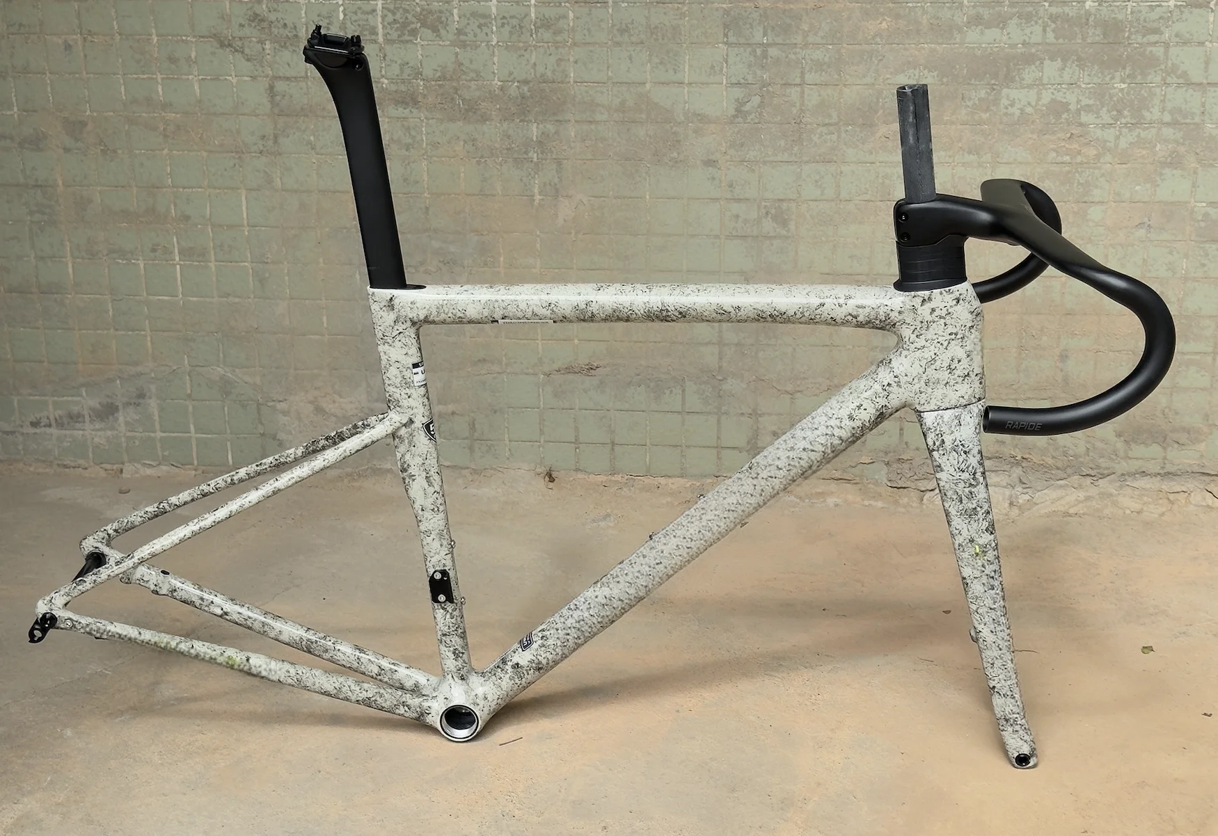 2024 new High quality road bike carbon frame disc brake-only 12x142mm thru-axle suitable for Di2 group 700C carbon frameset
2024 new High quality road bike carbon frame disc brake-only 12x142mm thru-axle suitable for Di2 group 700C carbon frameset