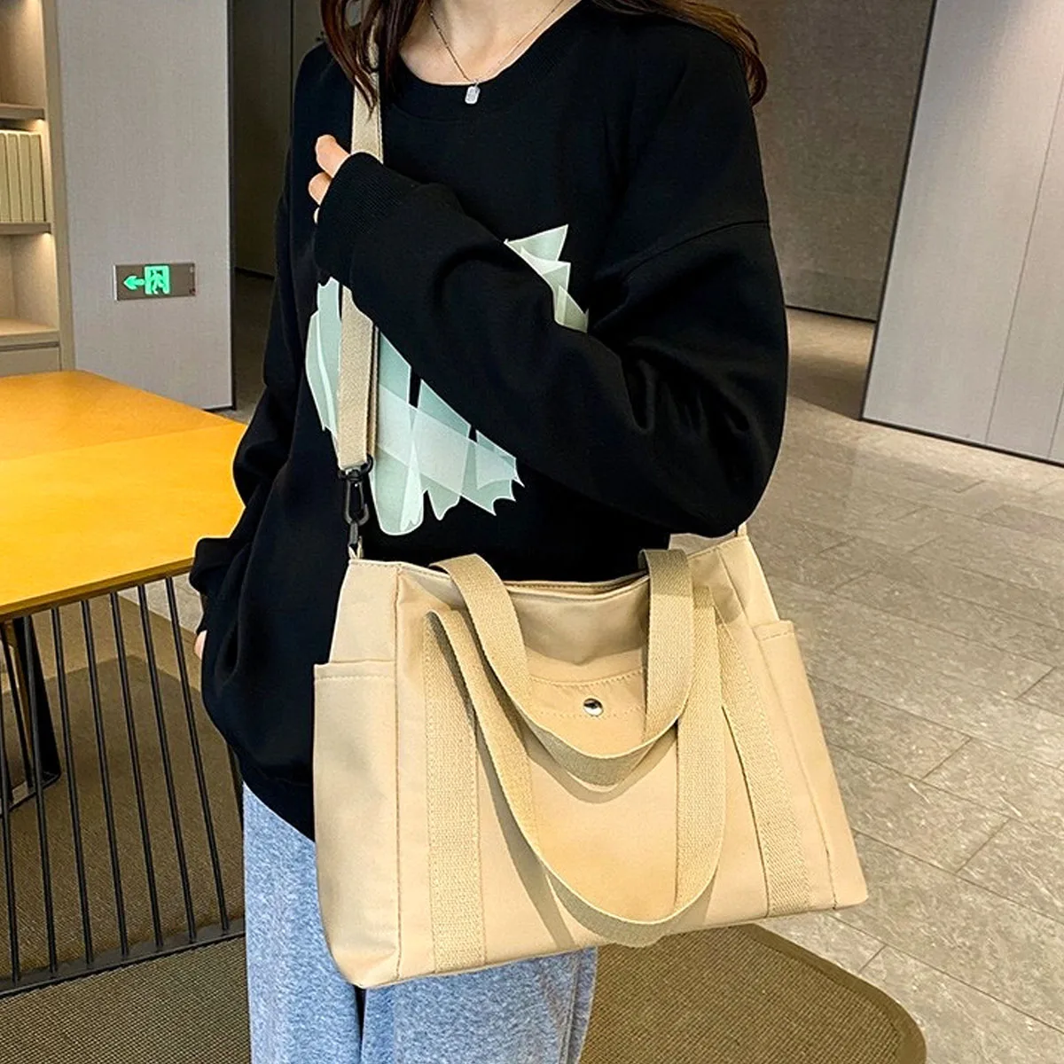 Large-Capacity Crossbody Bag Commuter Versatile Casual Solid Color Handbag Women's Canvas Shoulder Bags with Removable Strap
Large-Capacity Crossbody Bag Commuter Versatile Casual Solid Color Handbag Women's Canvas Shoulder Bags with Removable Strap