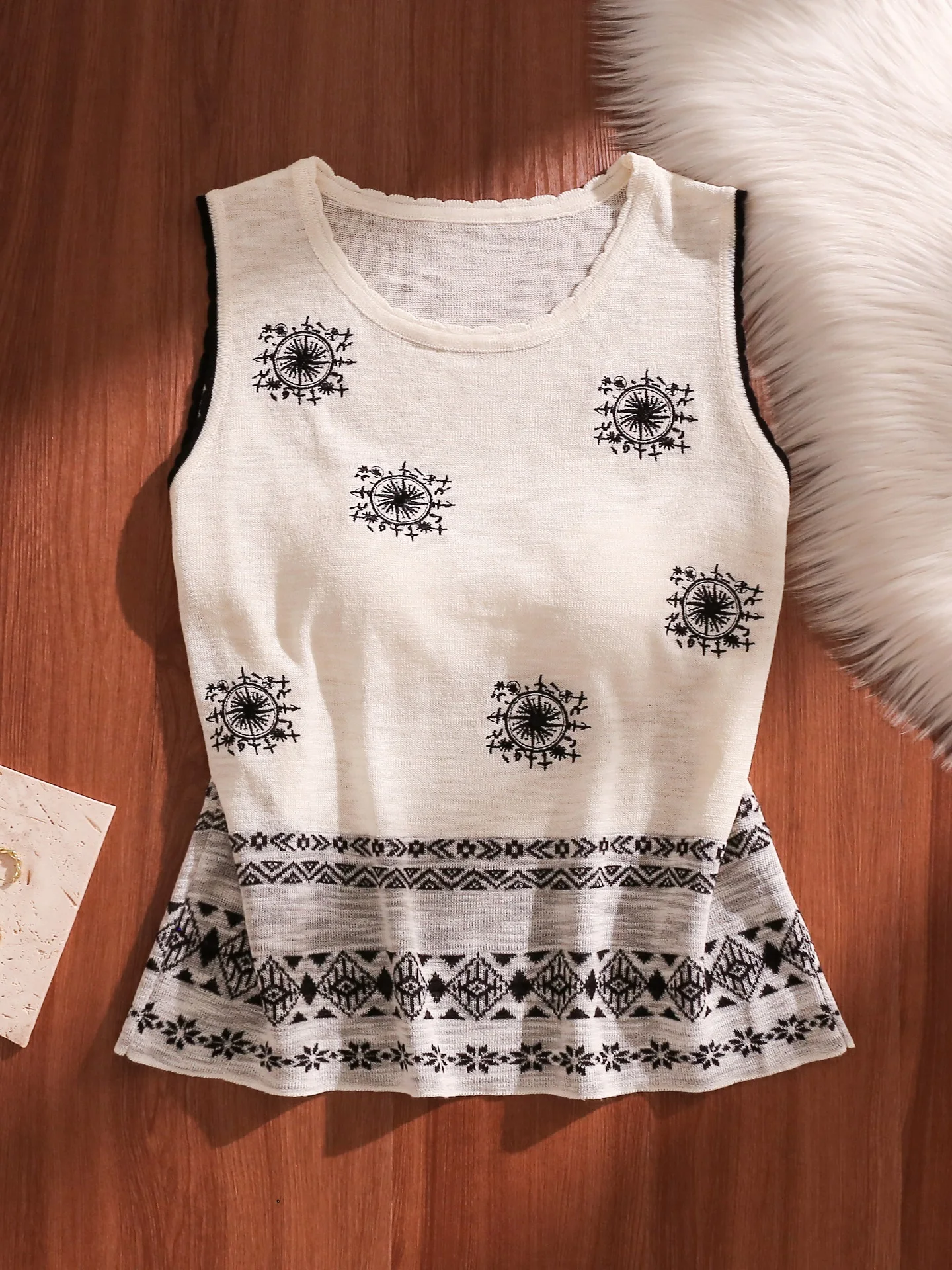 Slim Fit round Ne Svel Knitted Vest Women's Summer New Loose Top Outerwear Thin Material Comfortable Breathable
Slim Fit round Ne Svel Knitted Vest Women's Summer New Loose Top Outerwear Thin Material Comfortable Breathable