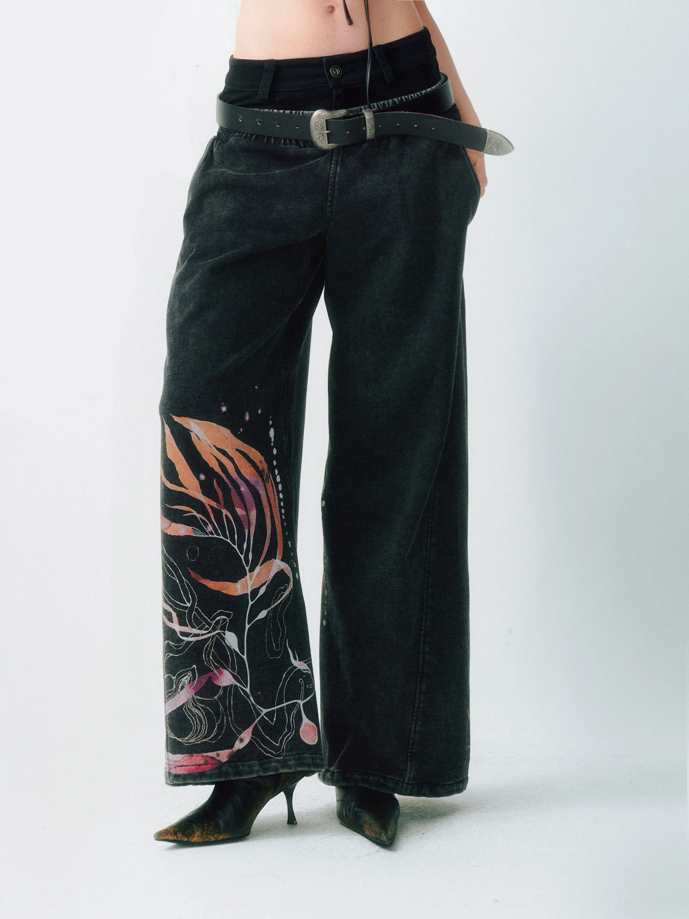 LUCENCY25AW Retro Print Wide Leg Pants Women's Autumn Winter Faion Trousers Fake Two-Piece Design High Waist Straight Cut
LUCENCY25AW Retro Print Wide Leg Pants Women's Autumn Winter Faion Trousers Fake Two-Piece Design High Waist Straight Cut