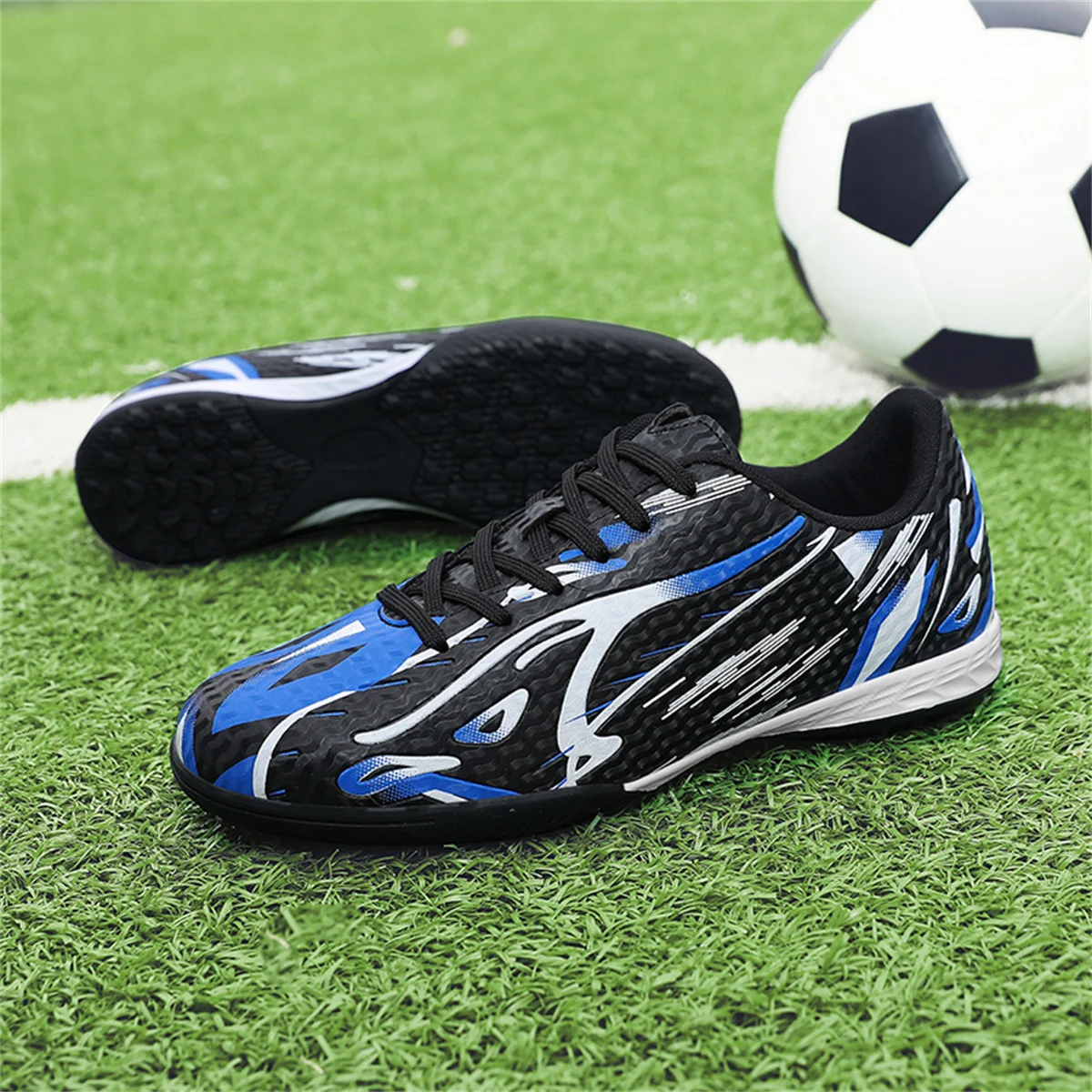 Fashionable low cut children's professional football boots, anti slip and wear-resistant outdoor lawn sports football shoes
Fashionable low cut children's professional football boots, anti slip and wear-resistant outdoor lawn sports football shoes