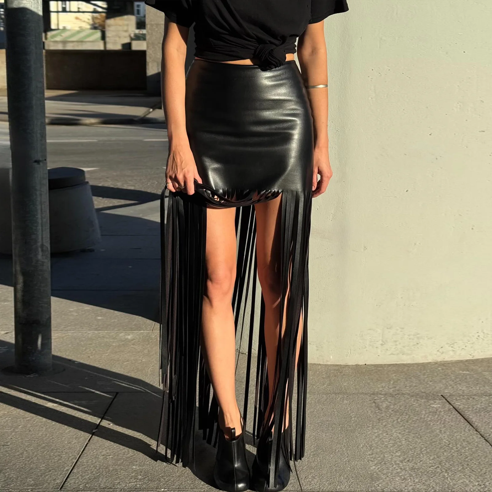 European and American women's autumn new fashion personality spice girl low waist pu leather tassel solid color skirt skirt.
European and American women's autumn new fashion personality spice girl low waist pu leather tassel solid color skirt skirt.