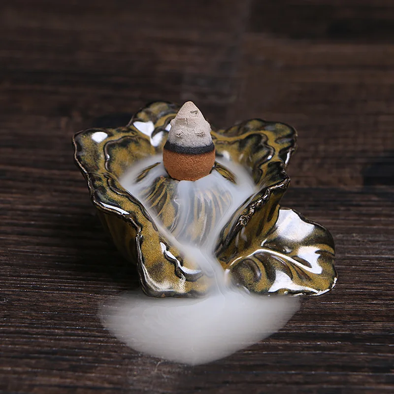 Ceramic incense burner with peony fragrance; original design, factory direct sale, cone-shaped burner, small size.
Ceramic incense burner with peony fragrance; original design, factory direct sale, cone-shaped burner, small size.