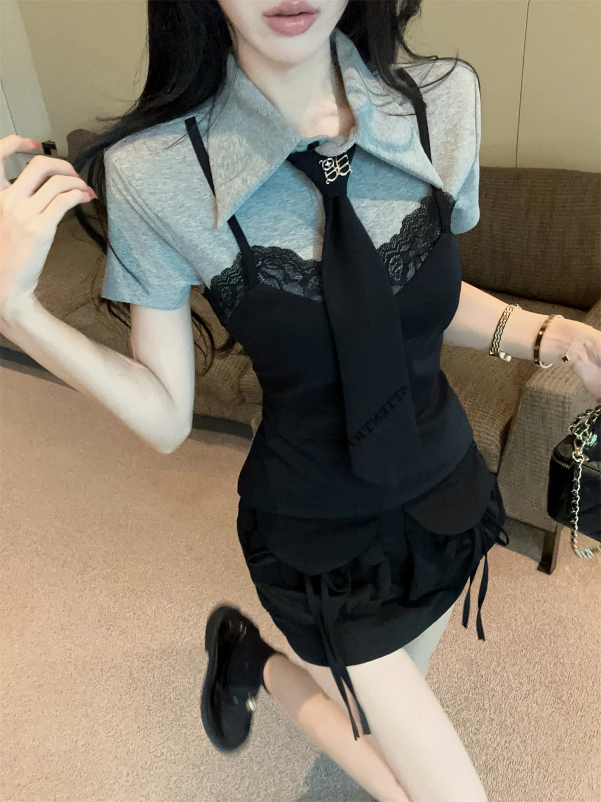 British Style Hot Girl Lace Strap Fake Two-Piece Bow Tie College Top Large Pocket Short Skirt Pants Fashion Two-Piece Set
British Style Hot Girl Lace Strap Fake Two-Piece Bow Tie College Top Large Pocket Short Skirt Pants Fashion Two-Piece Set