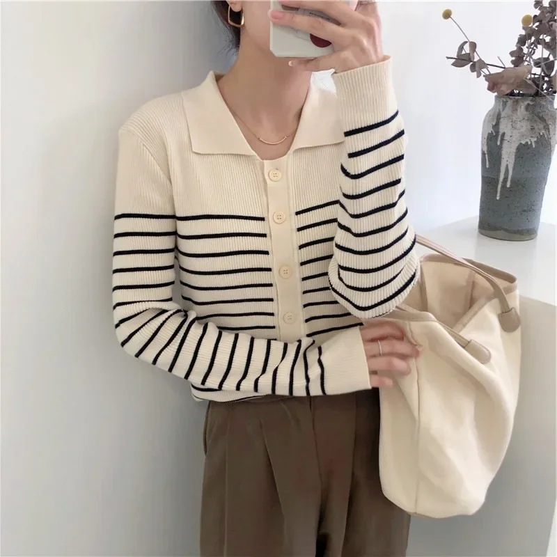 Women's Short Solid Color Cardigan For Spring And Autumn Outerwear Casual V-Neck Knitted Top E886
Women's Short Solid Color Cardigan For Spring And Autumn Outerwear Casual V-Neck Knitted Top E886