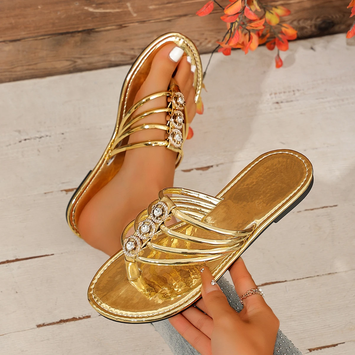 Летние женские тапочки, шлепанцы больших размеров, новинка 2023 года, уличные тапочки, блестящая обувь со стразами, сандалии на плоской подошве с застежкой на носок, женские шлепанцы
Летние женские тапочки, шлепанцы больших размеров, новинка 2023 года, уличные тапочки, блестящая обувь со стразами, сандалии на плоской подошве с застежкой на носок, женские шлепанцы