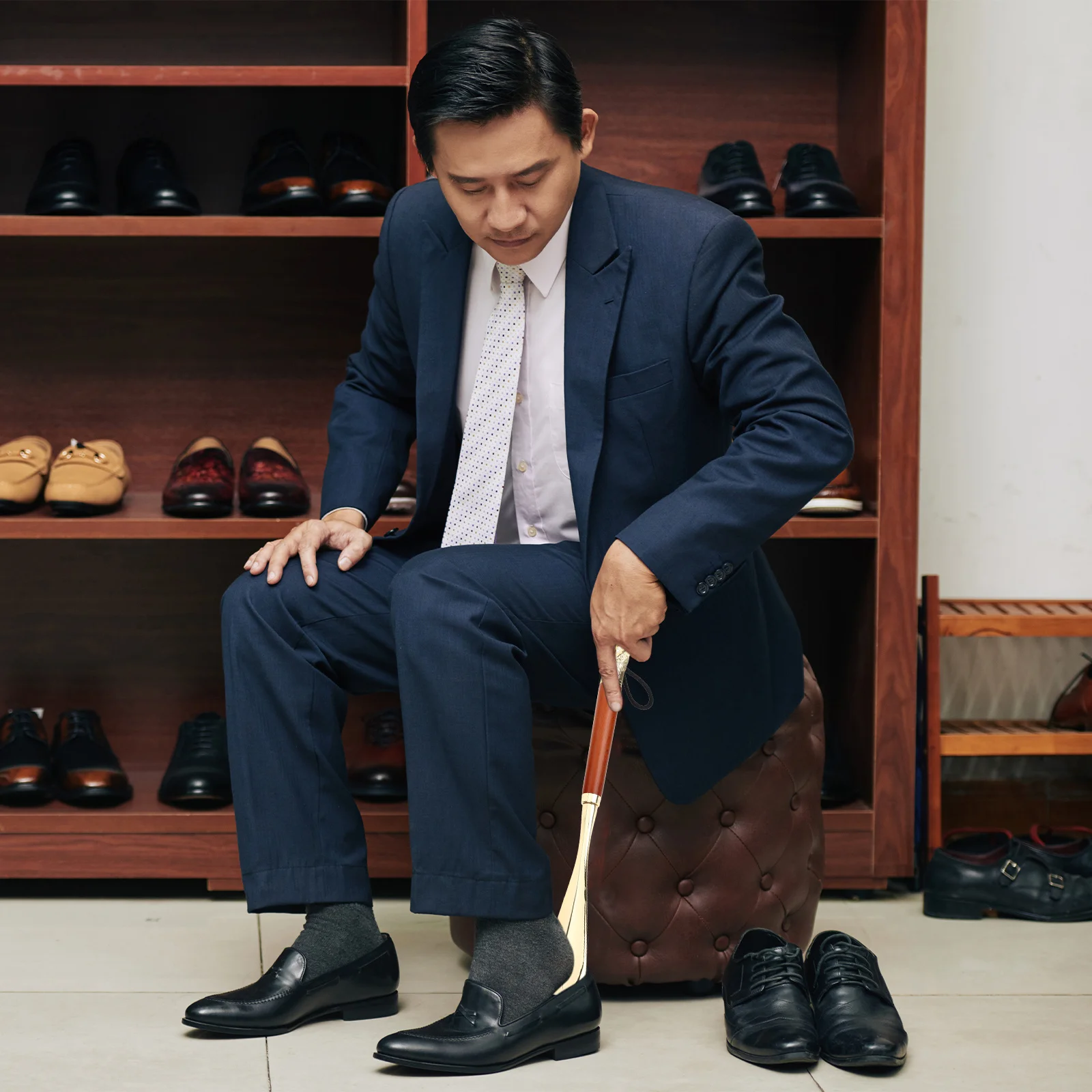 Long 32Cm Shoe Horn Animal Head Adornment Zinc Alloy Wood Handle Easy Use Travel Shoe Horn for Seniors Men Women Portable
Long 32Cm Shoe Horn Animal Head Adornment Zinc Alloy Wood Handle Easy Use Travel Shoe Horn for Seniors Men Women Portable