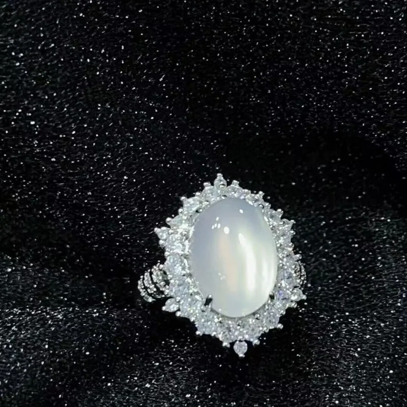 Silver-plated high-transparency fluorescent chalcedony, elegant women's ring with white agate gemstone
Silver-plated high-transparency fluorescent chalcedony, elegant women's ring with white agate gemstone