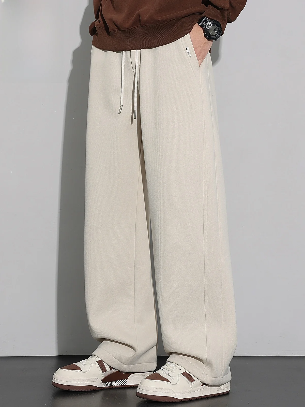 Мужские повседневные брюки Весна 2026: Свободные широкие брюки, модные прямые брюки с эффектом драпировки, молодежные базовые однотонные.
Мужские повседневные брюки Весна 2026: Свободные широкие брюки, модные прямые брюки с эффектом драпировки, молодежные базовые однотонные.