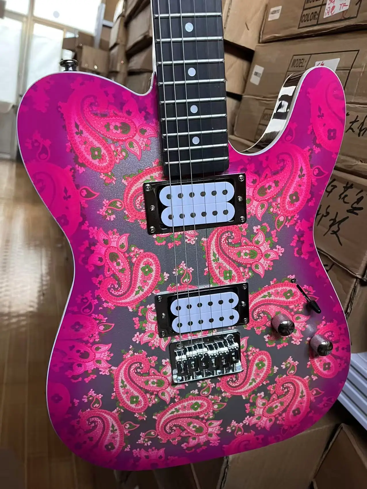 6-string electric guitar Peiris rose red oil painting veneer, high-quality in stock
6-string electric guitar Peiris rose red oil painting veneer, high-quality in stock