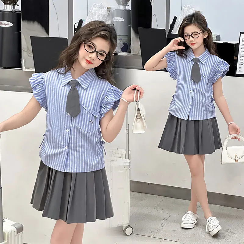 Girls Summer Clothing Set Simple Children Striped Blouses Flying Sleeve Polo-Neck Tops+Pleated Skirt 2025 New
Girls Summer Clothing Set Simple Children Striped Blouses Flying Sleeve Polo-Neck Tops+Pleated Skirt 2025 New