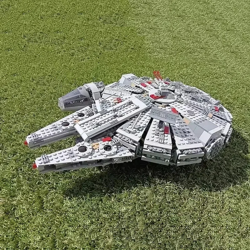 New 1381 PCS of Millennium Falcon Ship Force Awakening Set compatible spaceship model building block toys as a children's gift
New 1381 PCS of Millennium Falcon Ship Force Awakening Set compatible spaceship model building block toys as a children's gift