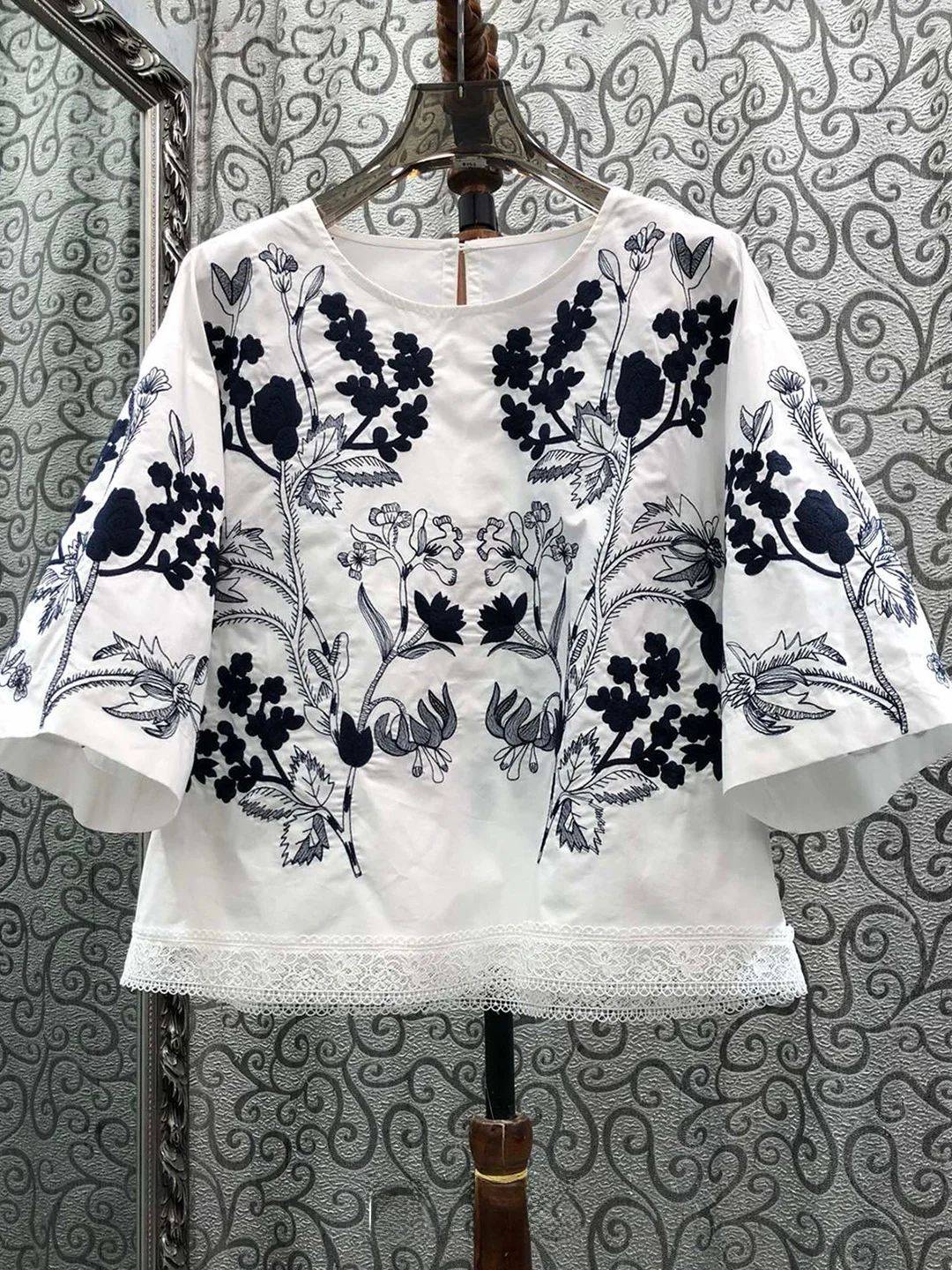 Milan Small Town Southern Oil Version Ethnic Style Soft Embroidery Plant Floral round Neck Loose Overhead Top C1 Lace Shirt
Milan Small Town Southern Oil Version Ethnic Style Soft Embroidery Plant Floral round Neck Loose Overhead Top C1 Lace Shirt