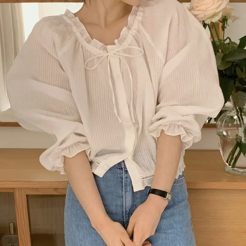 2025 Summer Korean Lace Fashion Breathable White Shirt Design Thin Short Sleeve V-neck Commuting Casual Women's College Top
2025 Summer Korean Lace Fashion Breathable White Shirt Design Thin Short Sleeve V-neck Commuting Casual Women's College Top