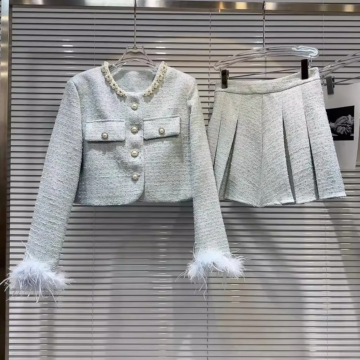 Woman Pearls Beaded Tweed Jacket Feathers Cuff Long Sleeve Woolen Cotton Suit Coat Diamonds Buttons Tops+Pleated Skirt 2Pcs Set
Woman Pearls Beaded Tweed Jacket Feathers Cuff Long Sleeve Woolen Cotton Suit Coat Diamonds Buttons Tops+Pleated Skirt 2Pcs Set