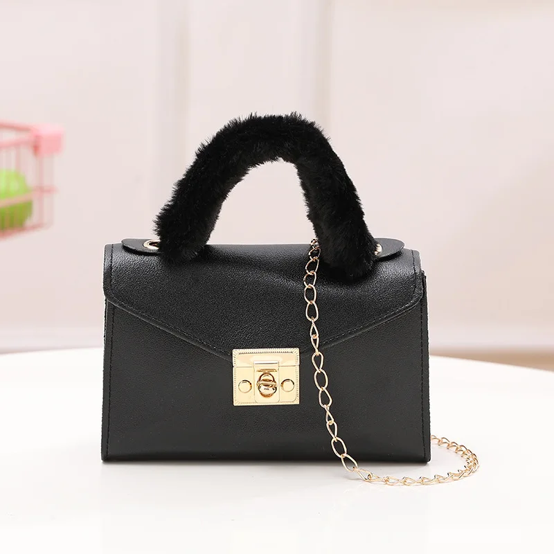 Simple chain crossbody bag with plush design, suitable for hand-carrying, a sweet accessory for outings
Simple chain crossbody bag with plush design, suitable for hand-carrying, a sweet accessory for outings