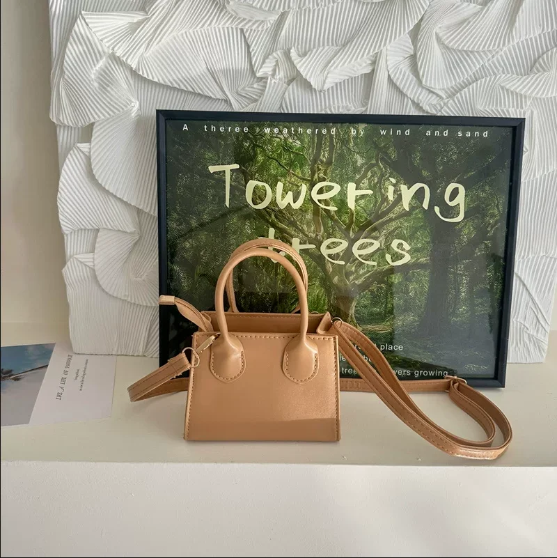 1pcs Women Korean Luxury Mini Shoulder Bag Soft PU Leather Retro Square Purse Zipper Closure Trendy Crossbody Bag
1pcs Women Korean Luxury Mini Shoulder Bag Soft PU Leather Retro Square Purse Zipper Closure Trendy Crossbody Bag