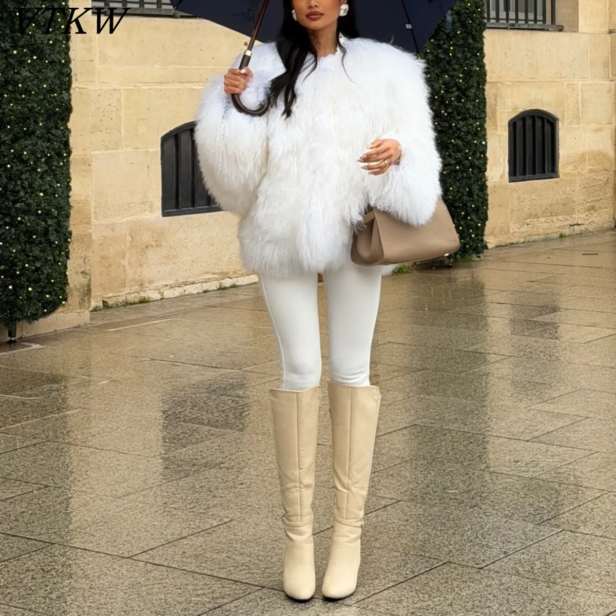 Новая женская белая шуба из искусственного меха VTKW 2026: элегантная, пушистая, с длинными рукавами, теплая, для зимы, повседневная, для вечеринок, верхняя одежда
Новая женская белая шуба из искусственного меха VTKW 2026: элегантная, пушистая, с длинными рукавами, теплая, для зимы, повседневная, для вечеринок, верхняя одежда