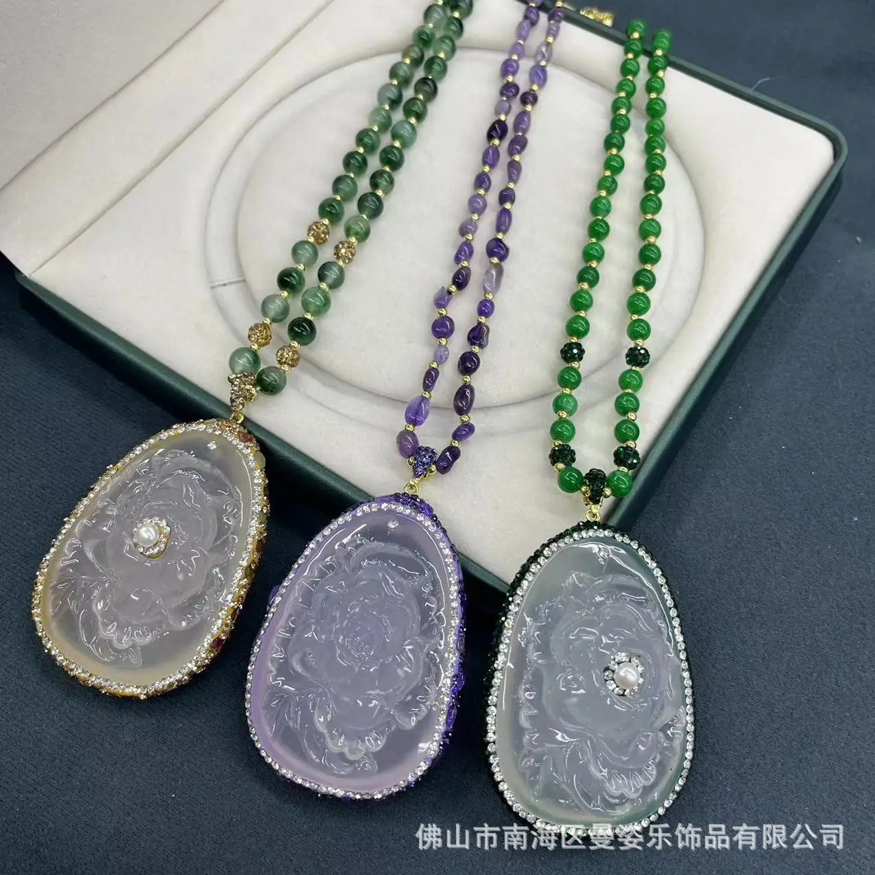 DIY accessories New color-changing sea mica flower-shaped engraving inlaid sweater chain round bead necklace pendant niche natio
DIY accessories New color-changing sea mica flower-shaped engraving inlaid sweater chain round bead necklace pendant niche natio