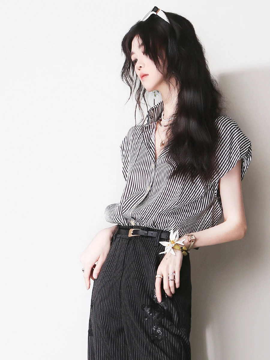 Женская модная блузка F62 без рукавов с отложным воротником, полосатым узором, приталенным силуэтом и дизайном с заниженной линией плеча, имитирующим рукава-фонарики.
Женская модная блузка F62 без рукавов с отложным воротником, полосатым узором, приталенным силуэтом и дизайном с заниженной линией плеча, имитирующим рукава-фонарики.