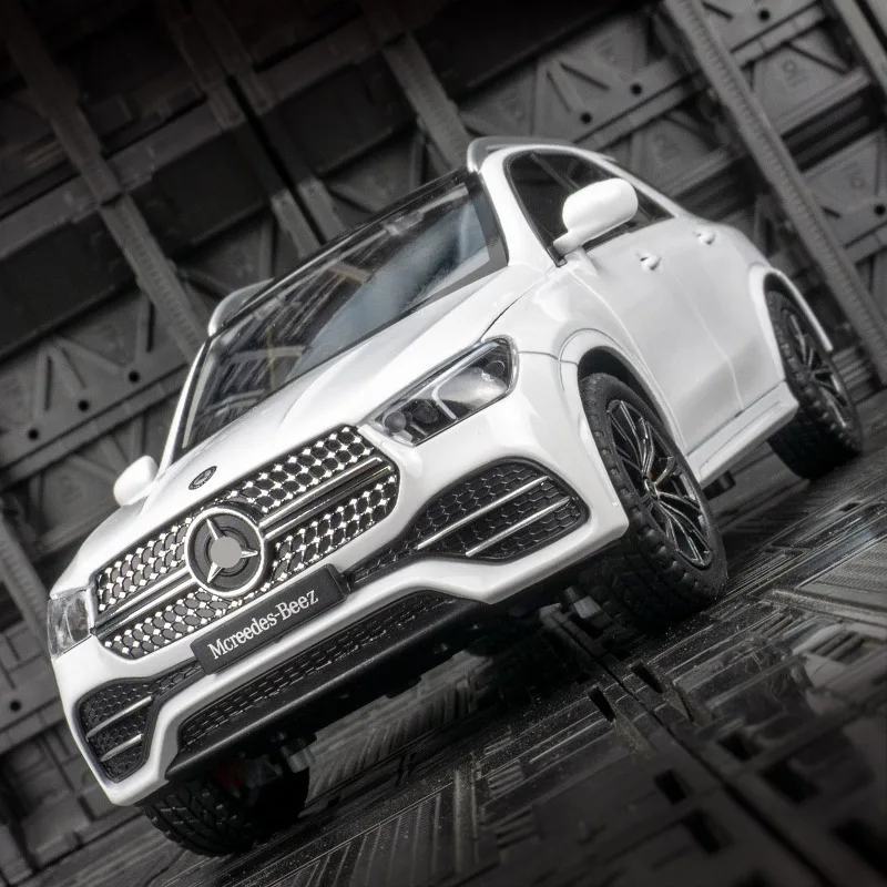 1:24 модель автомобиля GLE SUV из сплава, двери и крышка двигателя, багажник может открываться в качестве подарка на день рождения для детей
1:24 модель автомобиля GLE SUV из сплава, двери и крышка двигателя, багажник может открываться в качестве подарка на день рождения для детей
