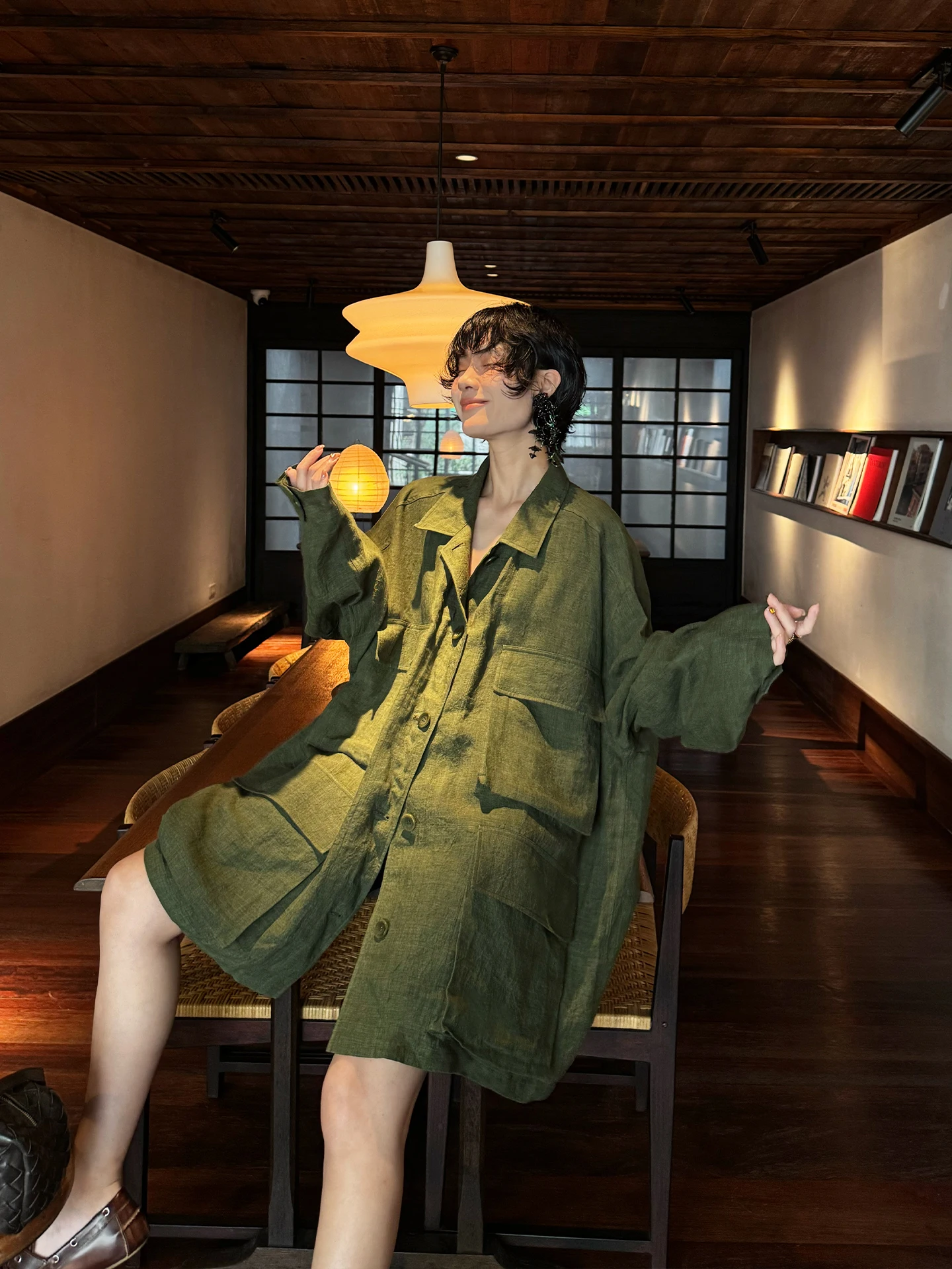 Женская свободная рубашка-топ из плотного льна в стиле милитари, дышащая, с длинным рукавом, для повседневной носки
Женская свободная рубашка-топ из плотного льна в стиле милитари, дышащая, с длинным рукавом, для повседневной носки