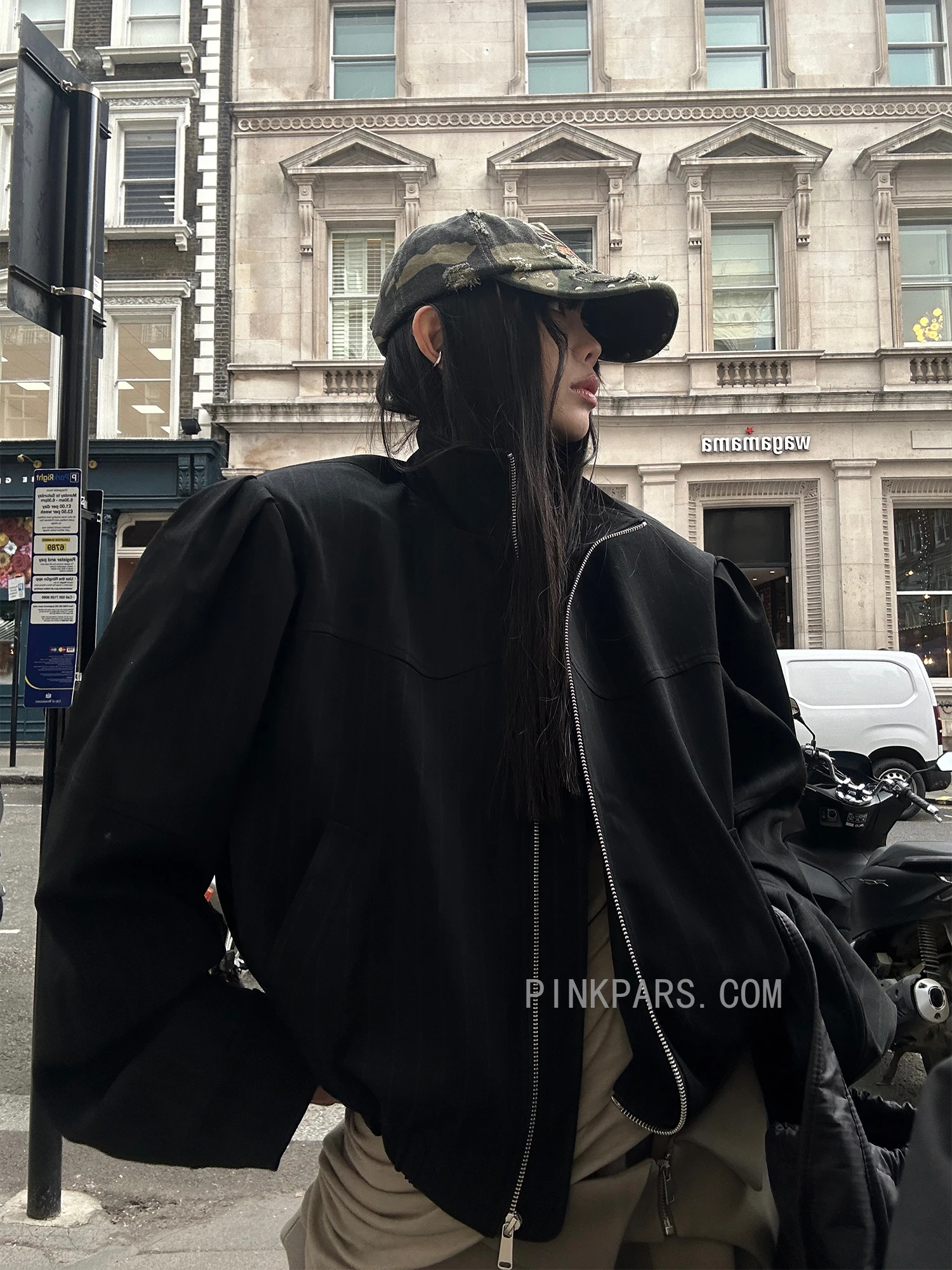 WARDEN EDGE Dark Carnival Black Striped Jacket, Winter Loose Fit High Collar Short Outerwear in American Streetwear Style
WARDEN EDGE Dark Carnival Black Striped Jacket, Winter Loose Fit High Collar Short Outerwear in American Streetwear Style
