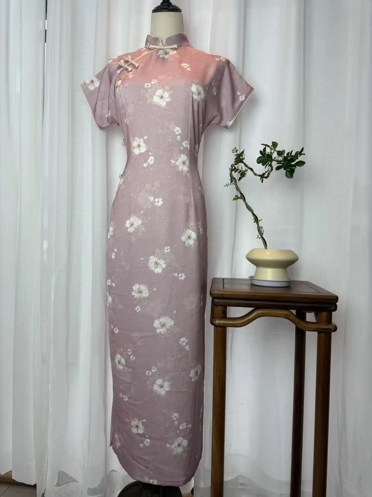 Атласное китайское платье с принтом, женское винтажное классическое платье Cheongsam с воротником-стойкой, Vestidos, вечернее платье Ципао с короткими рукавами
Атласное китайское платье с принтом, женское винтажное классическое платье Cheongsam с воротником-стойкой, Vestidos, вечернее платье Ципао с короткими рукавами