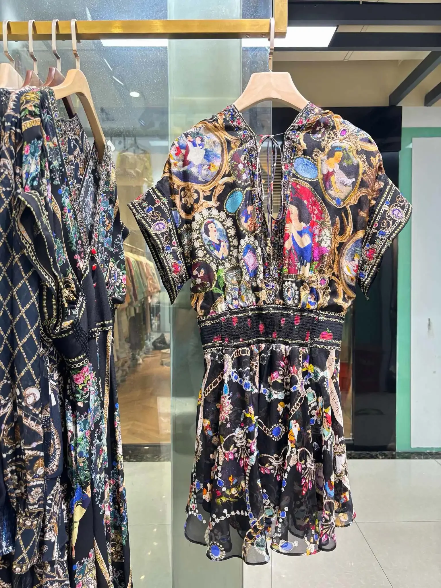 Women Flower Printed Dress Beaded V-Neck Short Sleeve Elastic High Waist Vintage Autumn 2024 100% Silk Mini Robe
Women Flower Printed Dress Beaded V-Neck Short Sleeve Elastic High Waist Vintage Autumn 2024 100% Silk Mini Robe