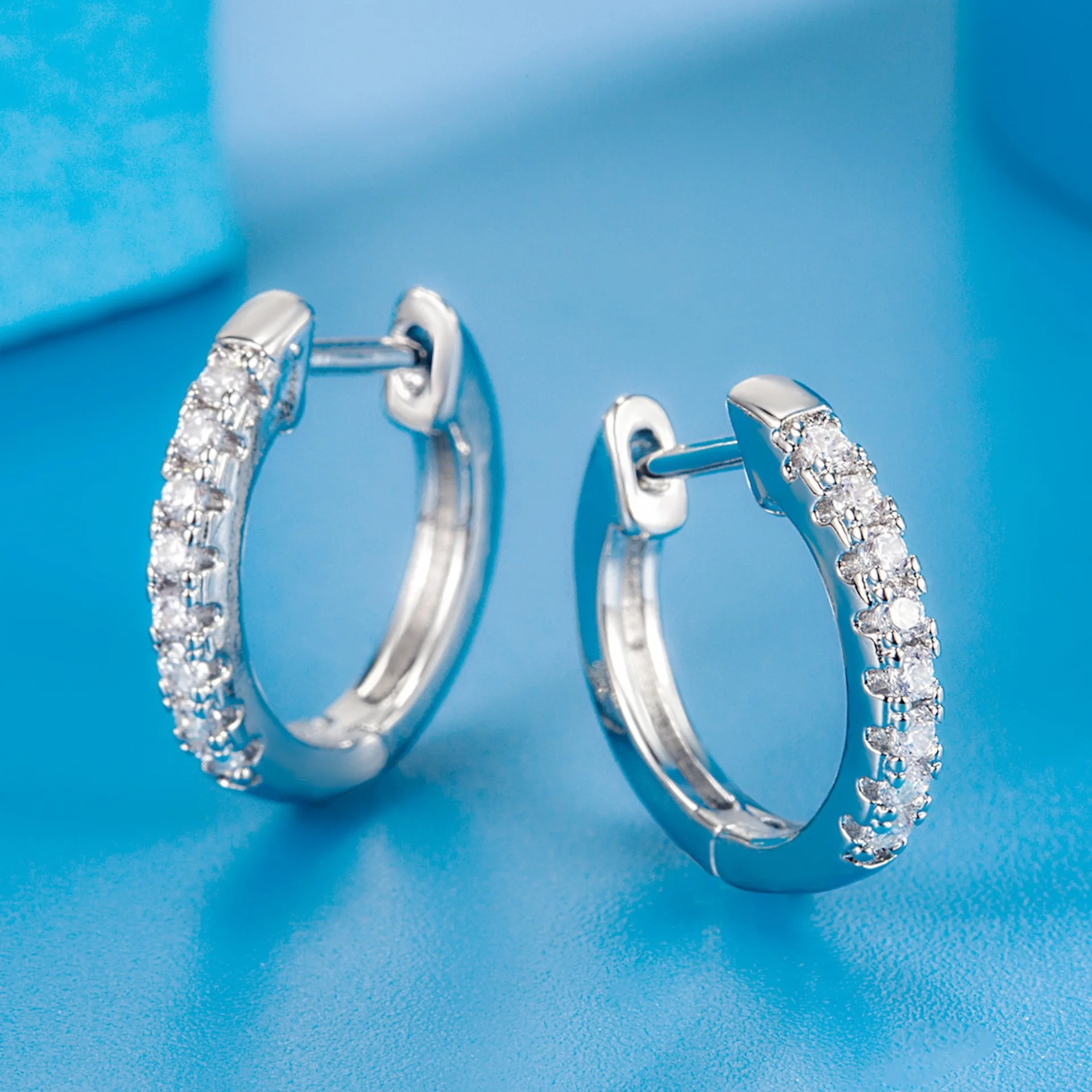 Серьги-кольца D Color Moissanite Classic из стерлингового серебра 925 пробы, модные круглые штабелируемые серьги-хупы для женщин, изысканные ювелирные украшения Huggies
Серьги-кольца D Color Moissanite Classic из стерлингового серебра 925 пробы, модные круглые штабелируемые серьги-хупы для женщин, изысканные ювелирные украшения Huggies