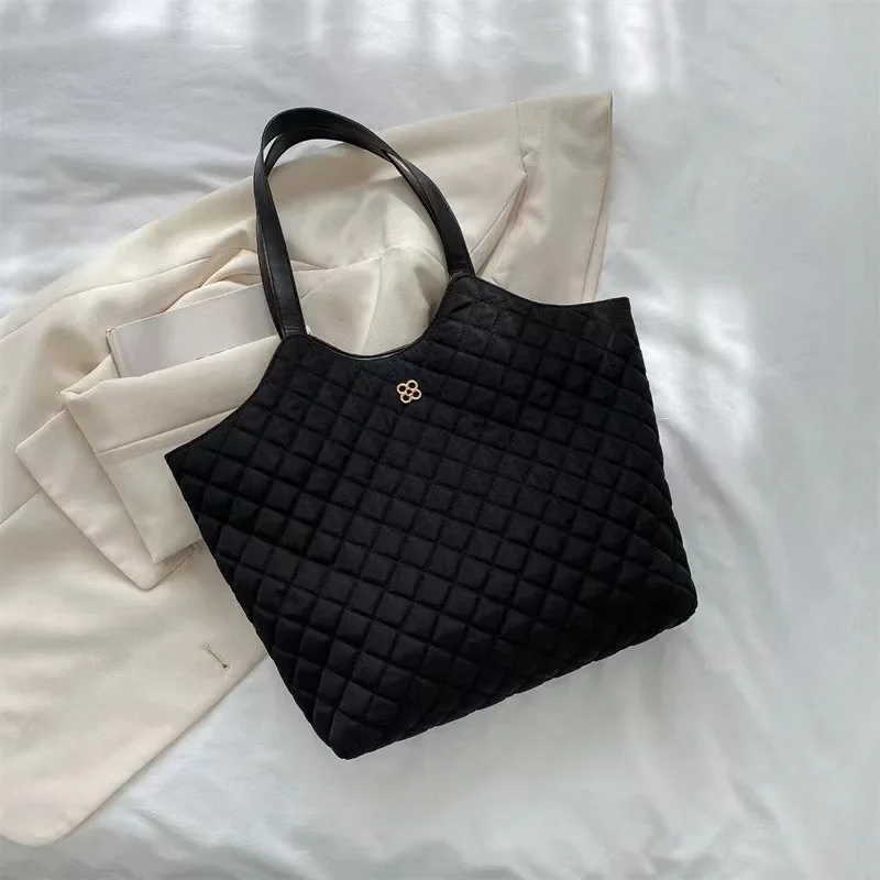 New Retro European Vintage Tote Bag for Women, Large Capacity Summer Commuter Shoulder Bag Oversized Work Purse Fashion 숄더백
New Retro European Vintage Tote Bag for Women, Large Capacity Summer Commuter Shoulder Bag Oversized Work Purse Fashion 숄더백