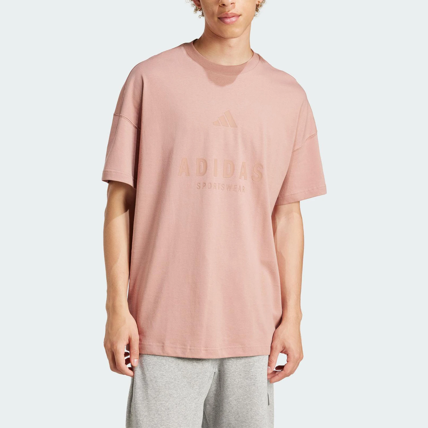 Мужская летняя футболка Adidas Authentic свободного кроя с вышивкой, круглым вырезом и короткими рукавами JJ3659
Мужская летняя футболка Adidas Authentic свободного кроя с вышивкой, круглым вырезом и короткими рукавами JJ3659