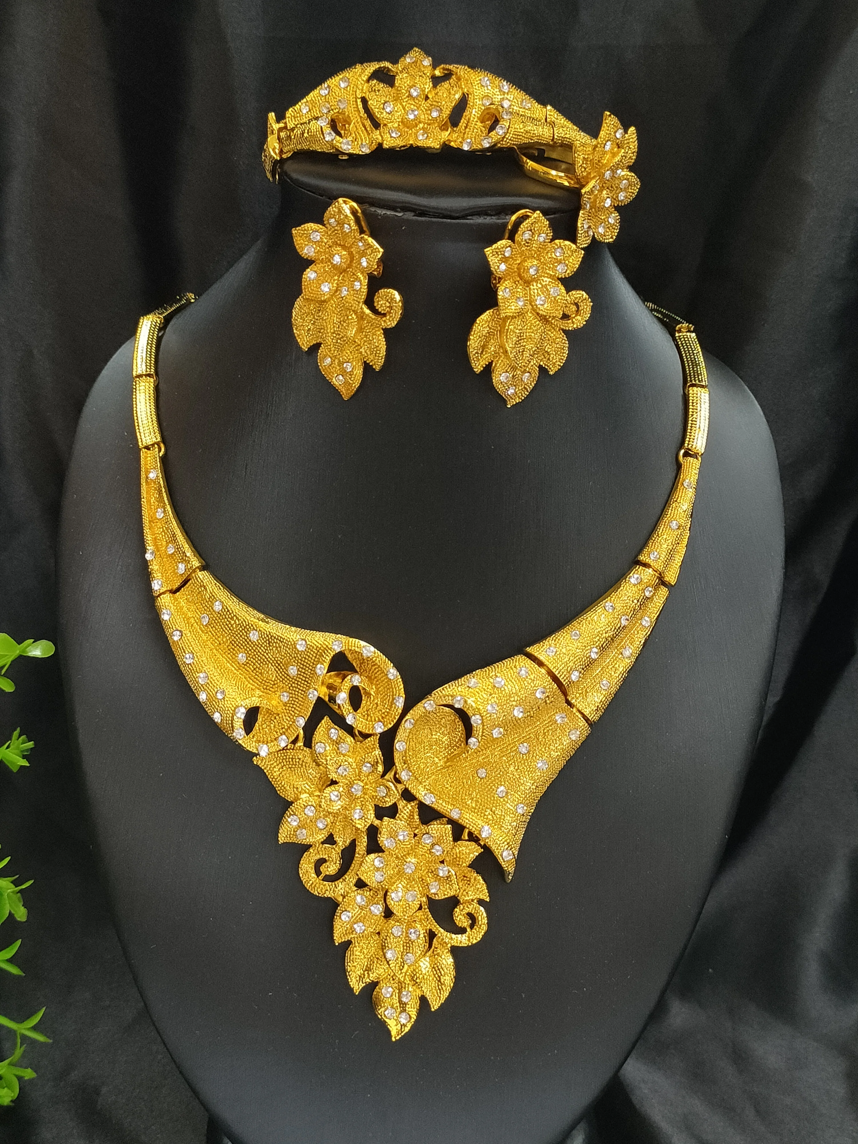 Luxury Dubai Gold Color Bracelets rings necklace earrings 4pcs sets For Women 24K Gold Plated Bracelets Charm Wedding Jewelry
Luxury Dubai Gold Color Bracelets rings necklace earrings 4pcs sets For Women 24K Gold Plated Bracelets Charm Wedding Jewelry