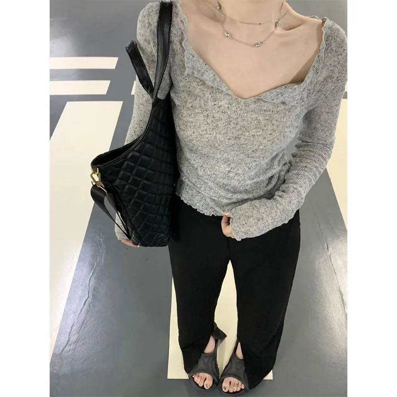 Gray Fungus Edged Bottoming Shirt for Women Slim Fit and Versatile Long-sleeved V-neck T-shirt Top
Gray Fungus Edged Bottoming Shirt for Women Slim Fit and Versatile Long-sleeved V-neck T-shirt Top