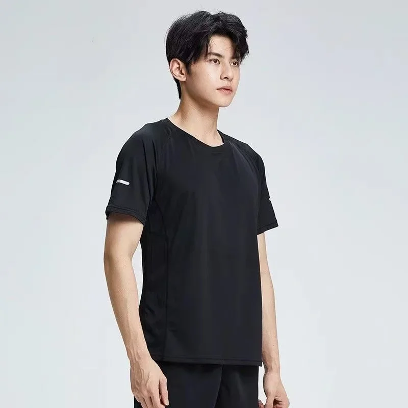 Sport short sleeve, light and breathable, quick-drying, with reflective strip
Sport short sleeve, light and breathable, quick-drying, with reflective strip