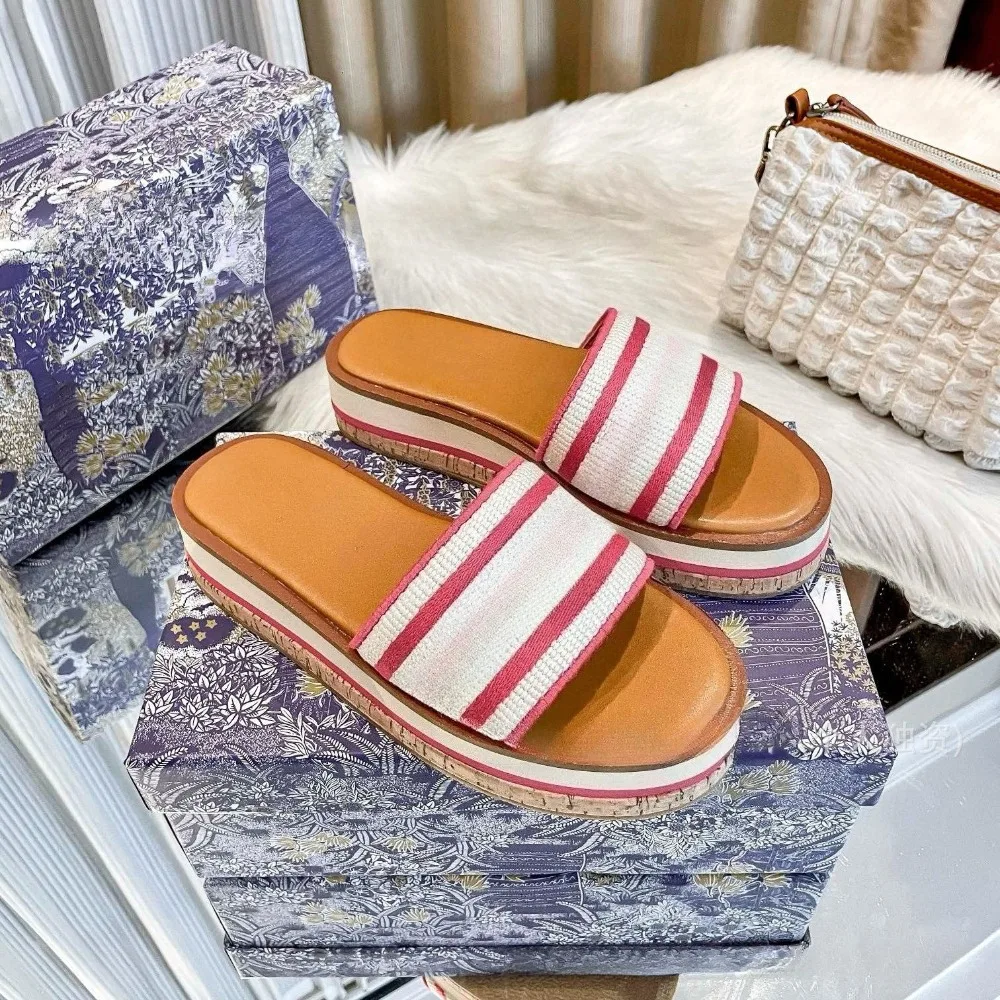 Top Hot Spring Summer New Women's Jacquard Webbing Electric Embroidery Platform Slides Letter Print Thick Sole Single Strap Sandals Non-Slip Outdoor Slippers All-Matching Designer Inspired Boho Luxe Shoes for Women Girls Beach Resort Party
Top Hot Spring Summer New Women's Jacquard Webbing Electric Embroidery Platform Slides Letter Print Thick Sole Single Strap Sandals Non-Slip Outdoor Slippers All-Matching Designer Inspired Boho Luxe Shoes for Women Girls Beach Resort Party
