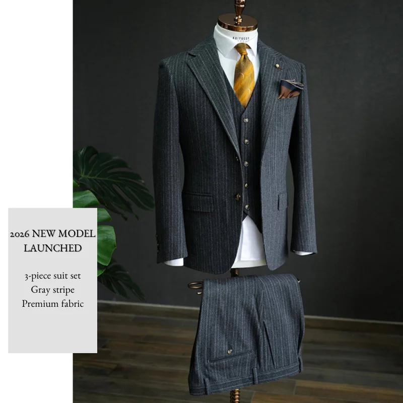 Новый мужской костюм-тройка 2026 года, серый в полоску, однобортный, из теплой классической ткани, для деловых встреч, повседневной носки и торжественных мероприятий, включая свадьбы.
Новый мужской костюм-тройка 2026 года, серый в полоску, однобортный, из теплой классической ткани, для деловых встреч, повседневной носки и торжественных мероприятий, включая свадьбы.