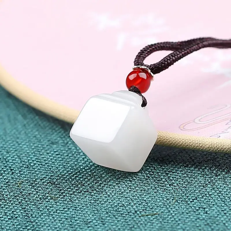 Подвеска из нефрита «Хэтиан» в виде маленького печати, золотисто-шёлковистая, в китайском стиле, универсальная для мужчин и женщин
Подвеска из нефрита «Хэтиан» в виде маленького печати, золотисто-шёлковистая, в китайском стиле, универсальная для мужчин и женщин