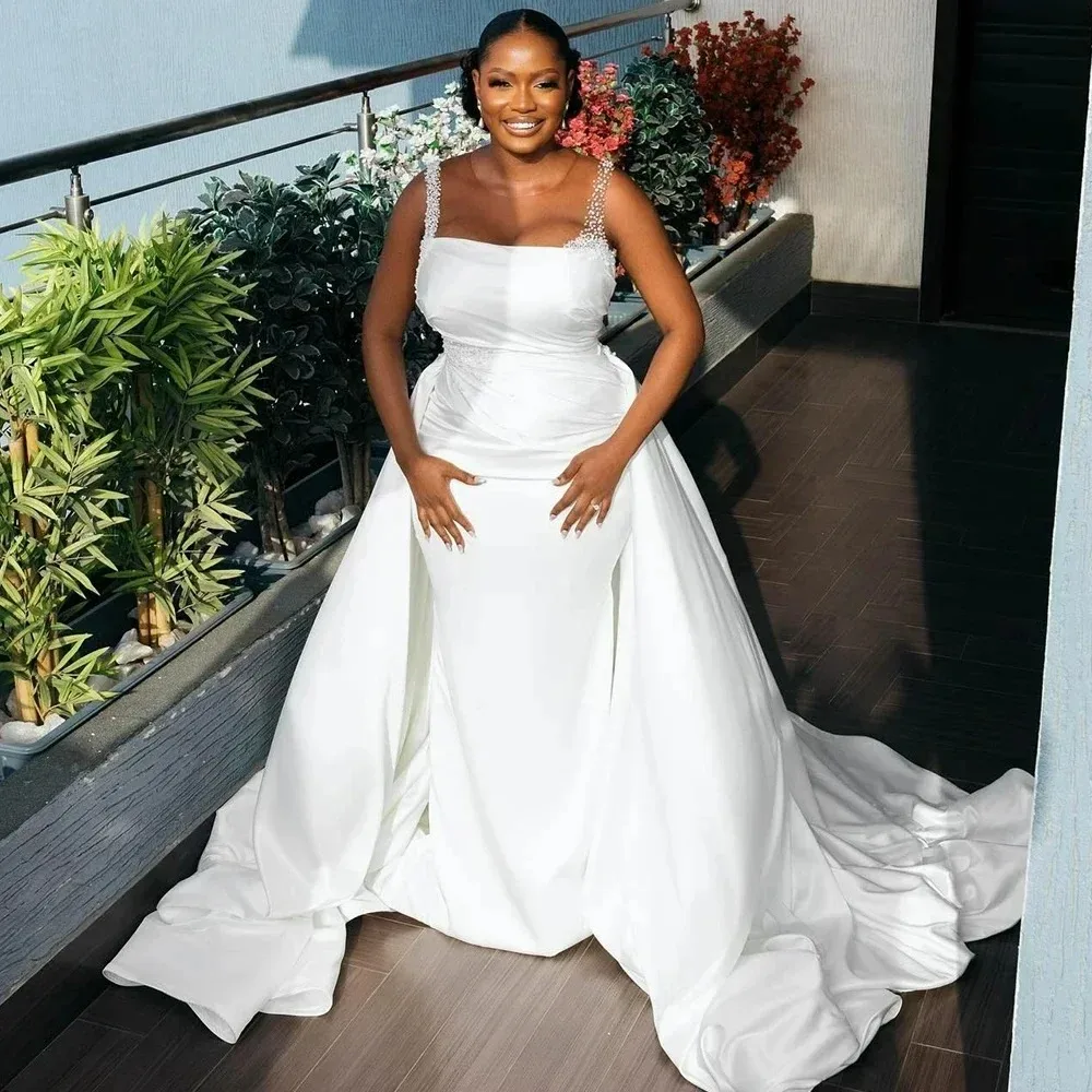 Customized 2026 Scoop Neck Shinny Beads Wedding Dress Robe De Mariée Satin Pleated Detachable Train Garden Plus Size Bridal Gown
Customized 2026 Scoop Neck Shinny Beads Wedding Dress Robe De Mariée Satin Pleated Detachable Train Garden Plus Size Bridal Gown